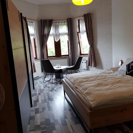 Hotelzimmer Im Alten Reihenhaus Auf Der Stadtmauer Bacharach Exteriör bild