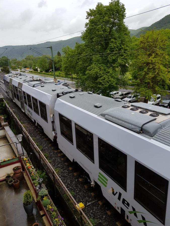 Hotelzimmer Im Alten Reihenhaus Auf Der Stadtmauer Bacharach Exteriör bild