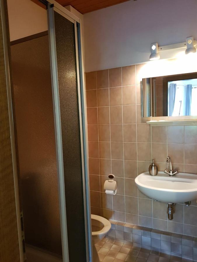 Hotelzimmer Im Alten Reihenhaus Auf Der Stadtmauer Bacharach Exteriör bild