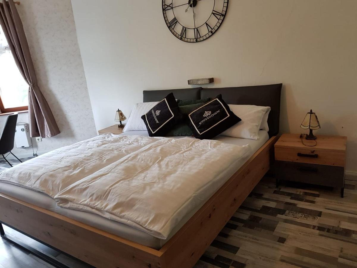 Hotelzimmer Im Alten Reihenhaus Auf Der Stadtmauer Bacharach Exteriör bild