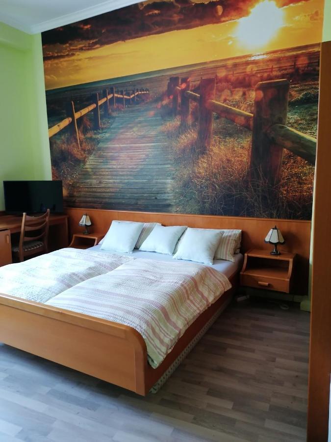 Hotelzimmer Im Alten Reihenhaus Auf Der Stadtmauer Bacharach Exteriör bild